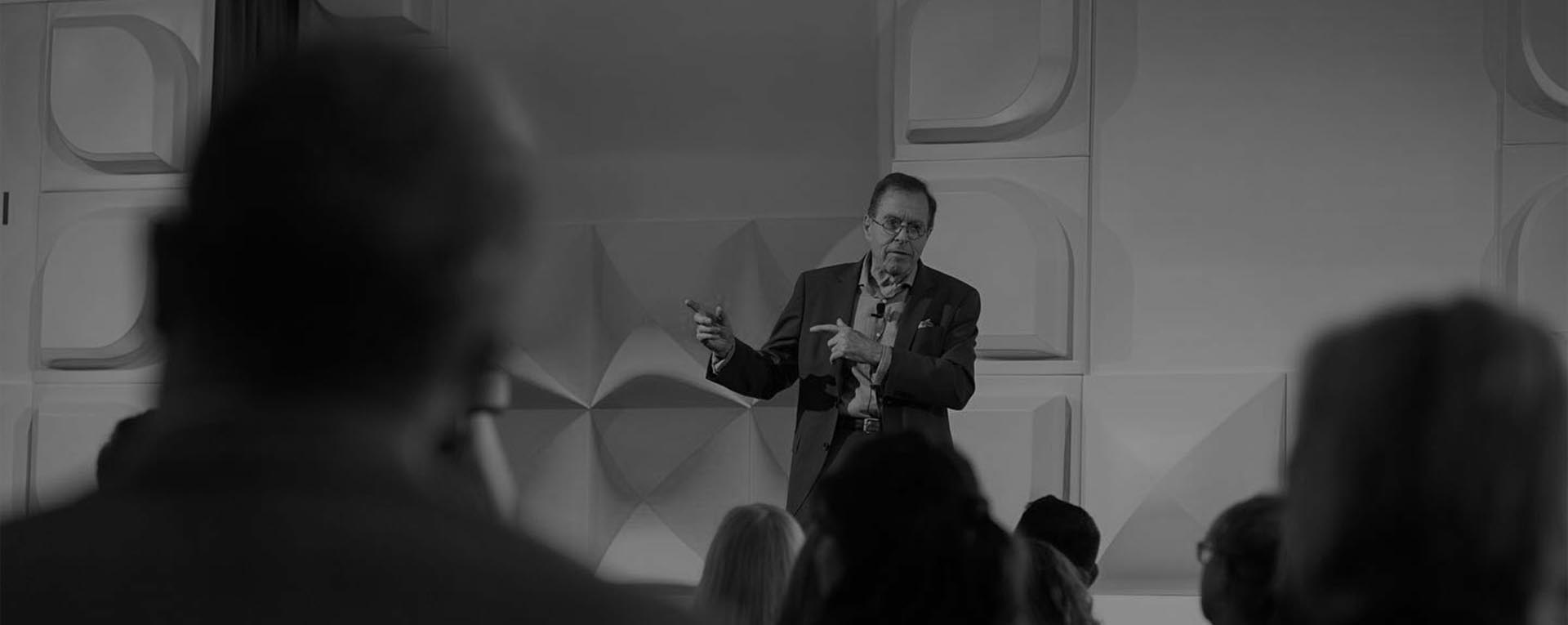 Horst Schulze, invitat la evenimentul Excelență în Slujirea Comunității